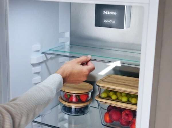 Miele K 7777 B mit FlexiLight2.0 und PerfectFresh Active -aktive Befeuchtung für beste Frische.